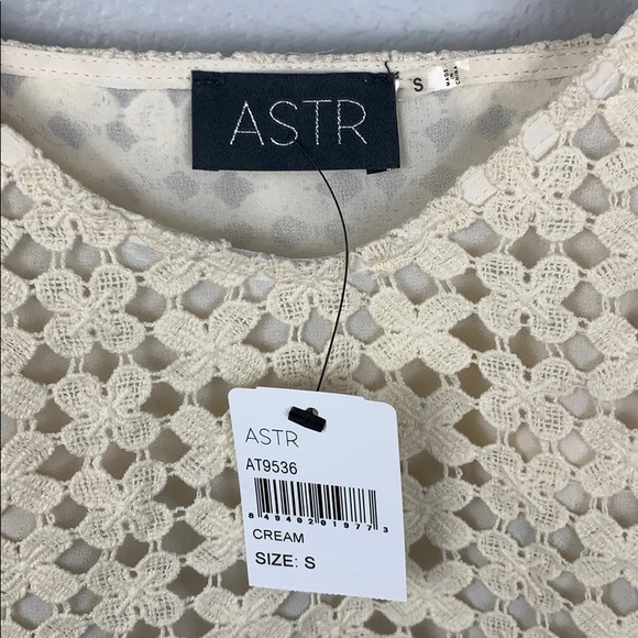 ASTR Cream Lace Cropped Tank Top NWT - Picture 2 of 3